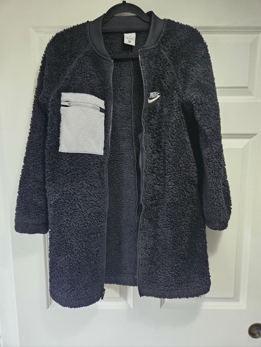 Nike Black Sherpa Longline Jacket with Light Gray Pocket - Picture 9 of 9